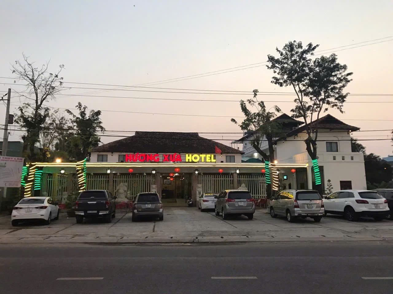 Phòng khách sạn yên tĩnh, ngập nắng