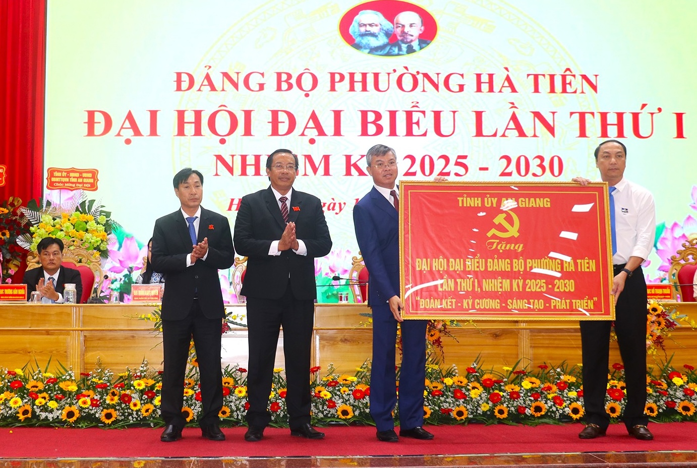 Xây dựng phường Hà Tiên trở thành trung tâm kinh tế biển - du lịch - thương mại biên giới